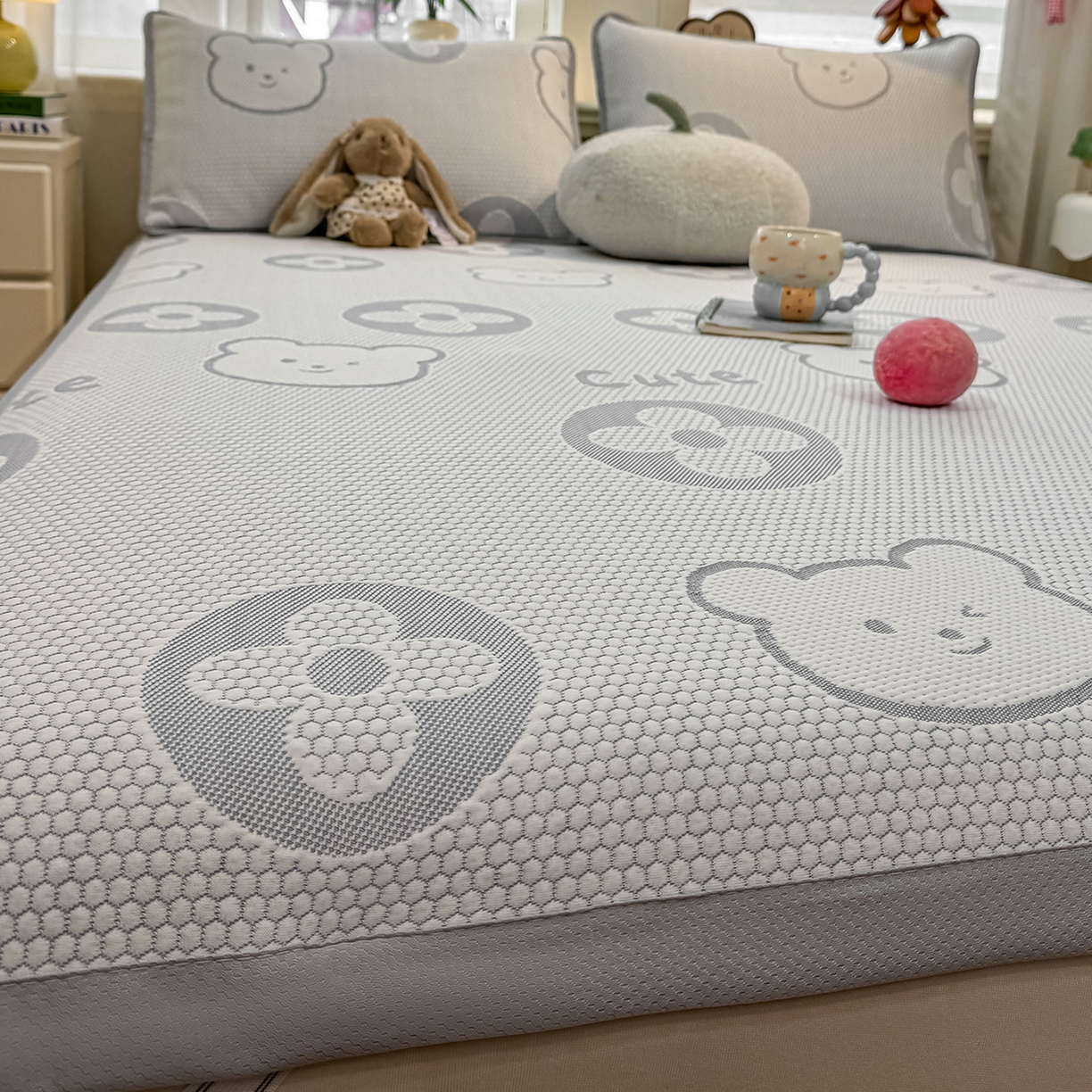 91家纺网 家纺一手货源 找家纺 眠势力 2026新款冰豆豆凉席三件套夏季冷感可机洗冰丝席软席子条席款 大牌熊-灰