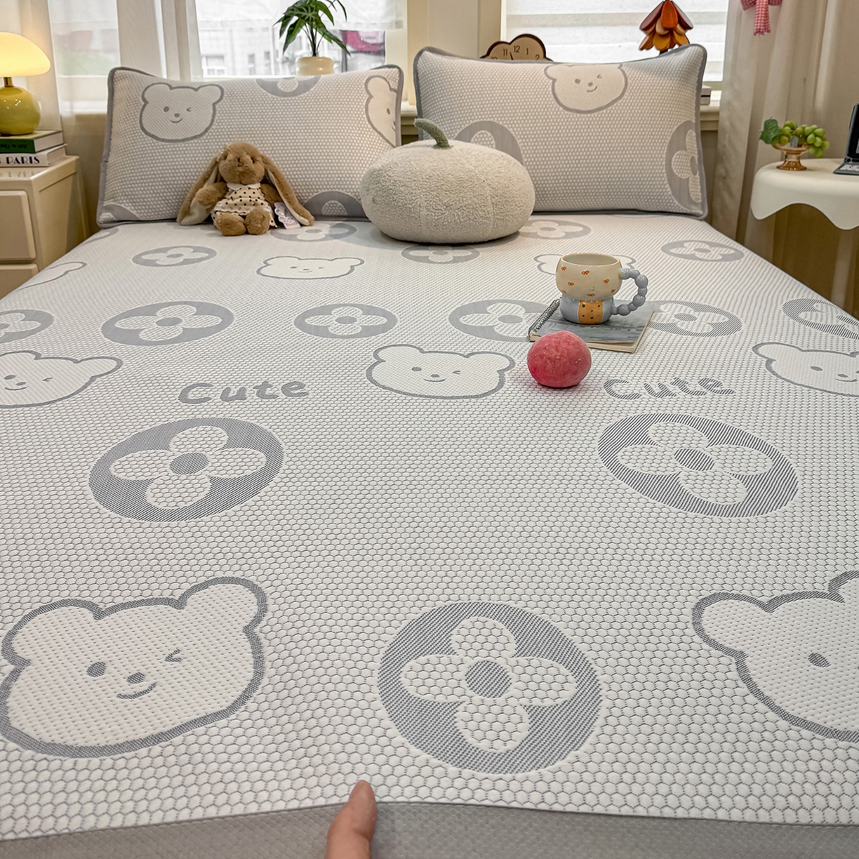 91家纺网 家纺一手货源 找家纺 眠势力 2026新款冰豆豆凉席三件套夏季冷感可机洗冰丝席软席子条席款 大牌熊-灰