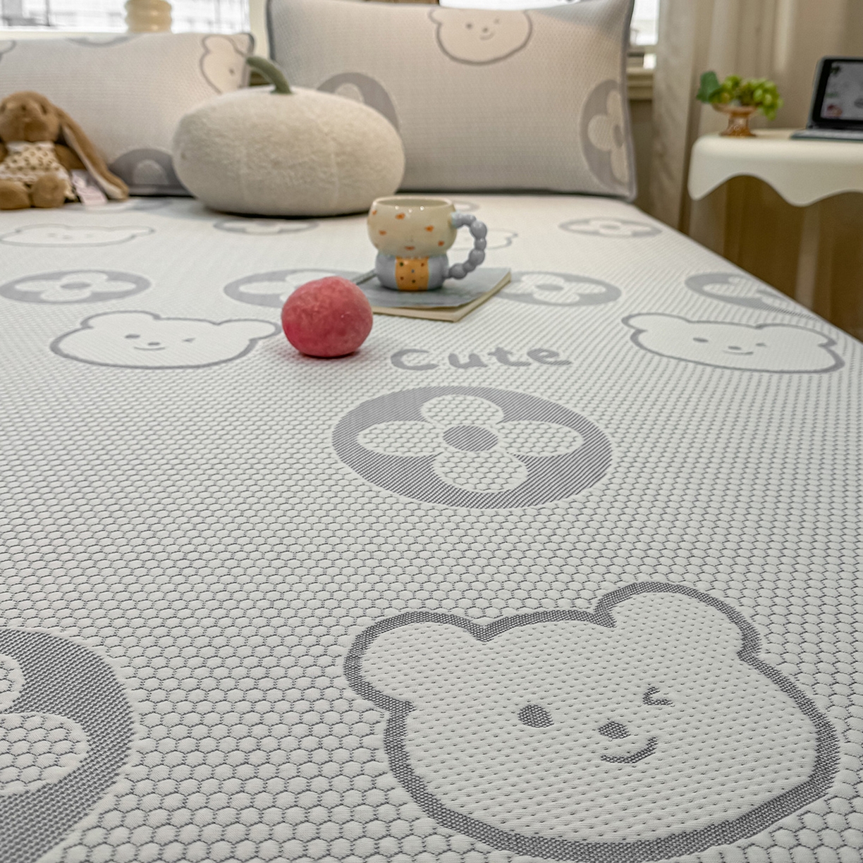 91家纺网 家纺一手货源 找家纺 眠势力 2026新款冰豆豆凉席三件套夏季冷感可机洗冰丝席软席子条席款 大牌熊-灰