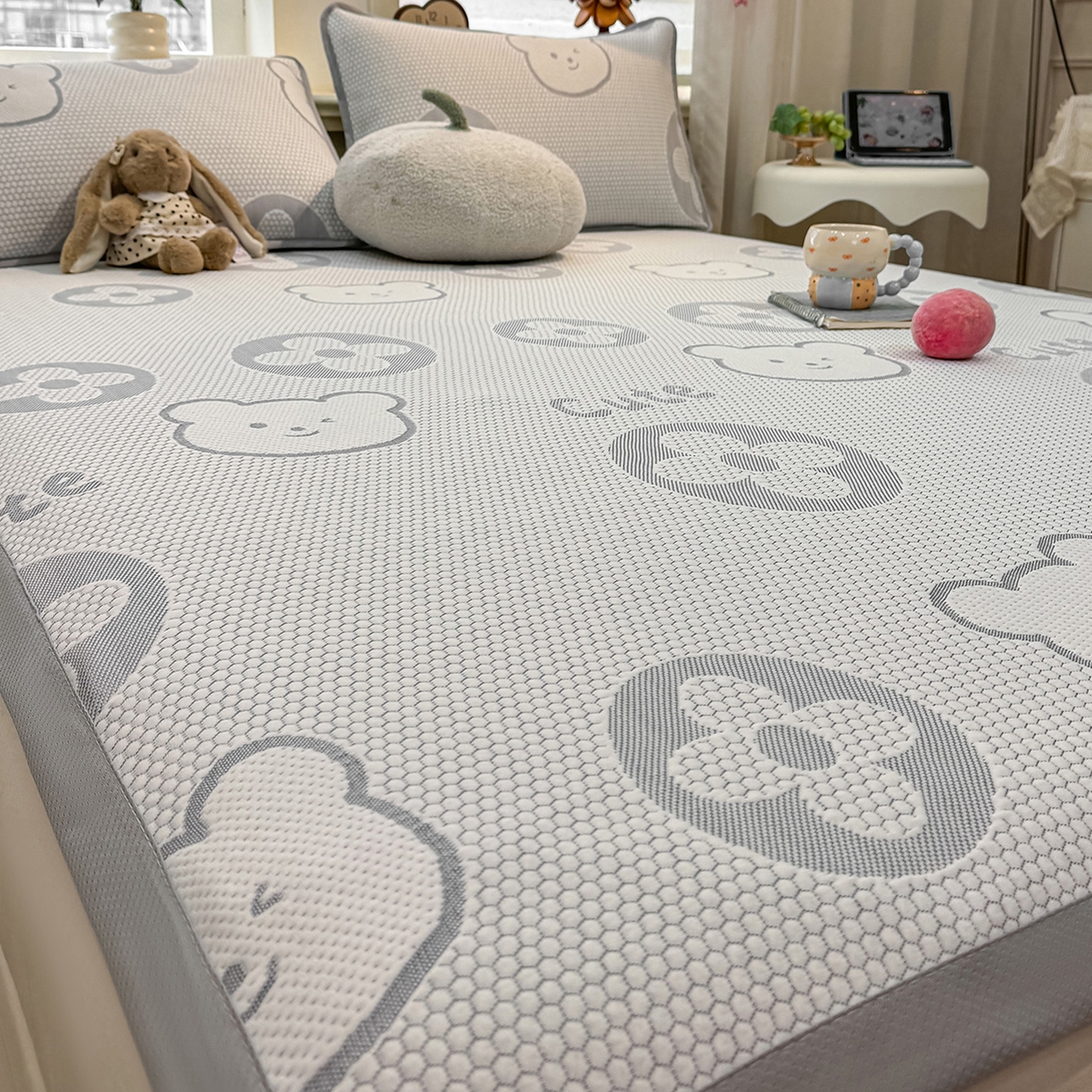 91家纺网 家纺一手货源 找家纺 眠势力 2026新款冰豆豆凉席三件套夏季冷感可机洗冰丝席软席子条席款 大牌熊-灰