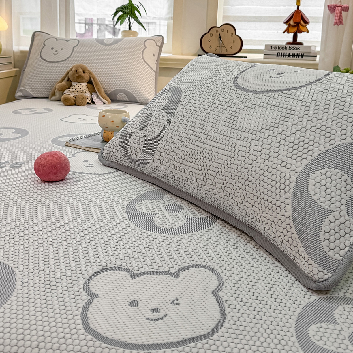 91家纺网 家纺一手货源 找家纺 眠势力 2026新款冰豆豆凉席三件套夏季冷感可机洗冰丝席软席子条席款 大牌熊-灰