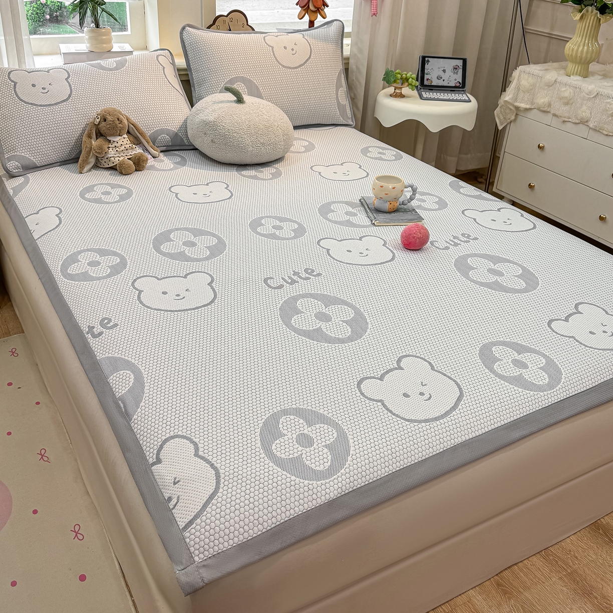 91家纺网 家纺一手货源 找家纺 眠势力 2026新款冰豆豆凉席三件套夏季冷感可机洗冰丝席软席子条席款 大牌熊-灰