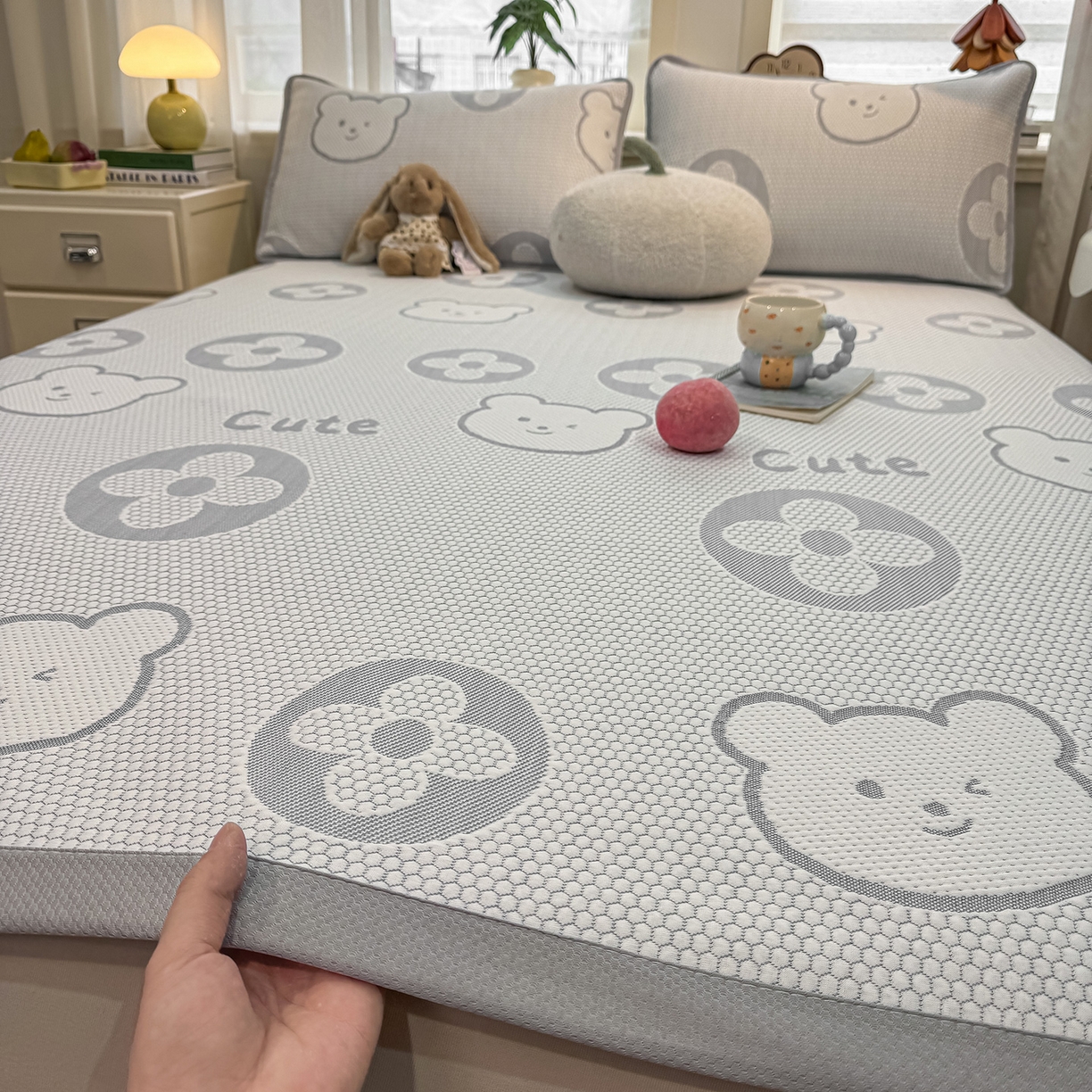 91家纺网 家纺一手货源 找家纺 眠势力 2026新款冰豆豆凉席三件套夏季冷感可机洗冰丝席软席子条席款 大牌熊-灰