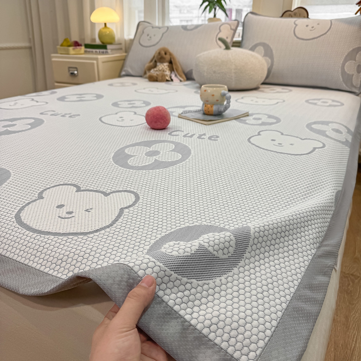 91家纺网 家纺一手货源 找家纺 眠势力 2026新款冰豆豆凉席三件套夏季冷感可机洗冰丝席软席子条席款 大牌熊-灰