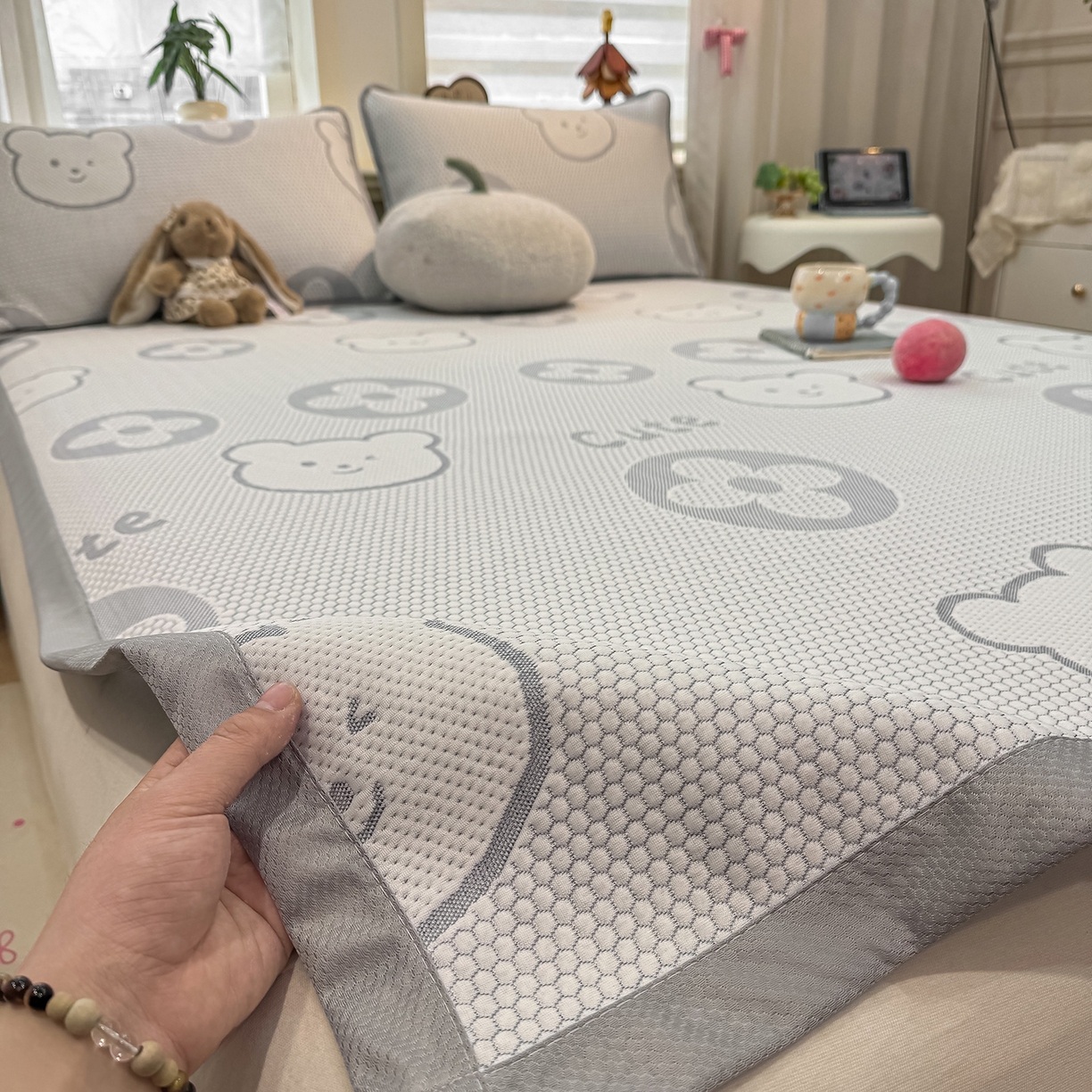 91家纺网 家纺一手货源 找家纺 眠势力 2026新款冰豆豆凉席三件套夏季冷感可机洗冰丝席软席子条席款 大牌熊-灰