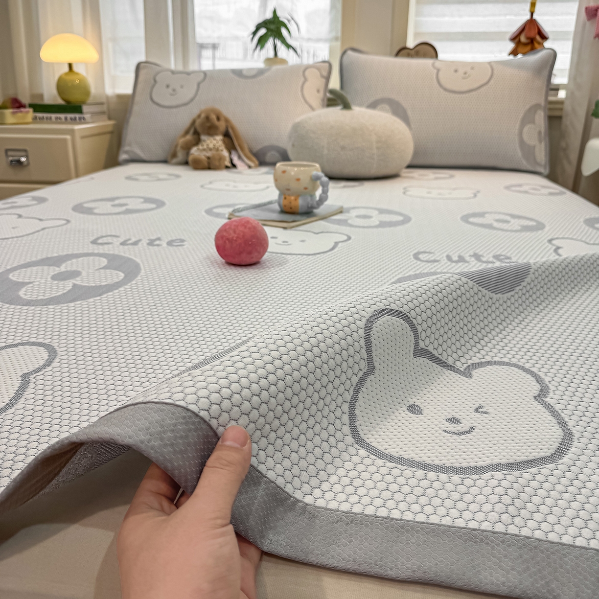 91家纺网 家纺一手货源 找家纺 眠势力 2026新款冰豆豆凉席三件套夏季冷感可机洗冰丝席软席子条席款 大牌熊-灰