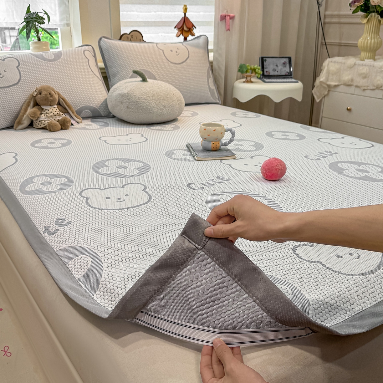 91家纺网 家纺一手货源 找家纺 眠势力 2026新款冰豆豆凉席三件套夏季冷感可机洗冰丝席软席子条席款 大牌熊-灰