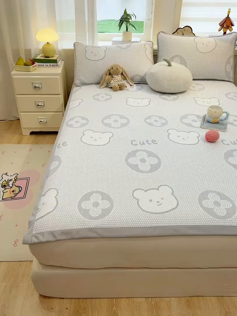 91家纺网 家纺一手货源 找家纺 眠势力 2026新款冰豆豆凉席三件套夏季冷感可机洗冰丝席软席子条席款 大牌熊-灰