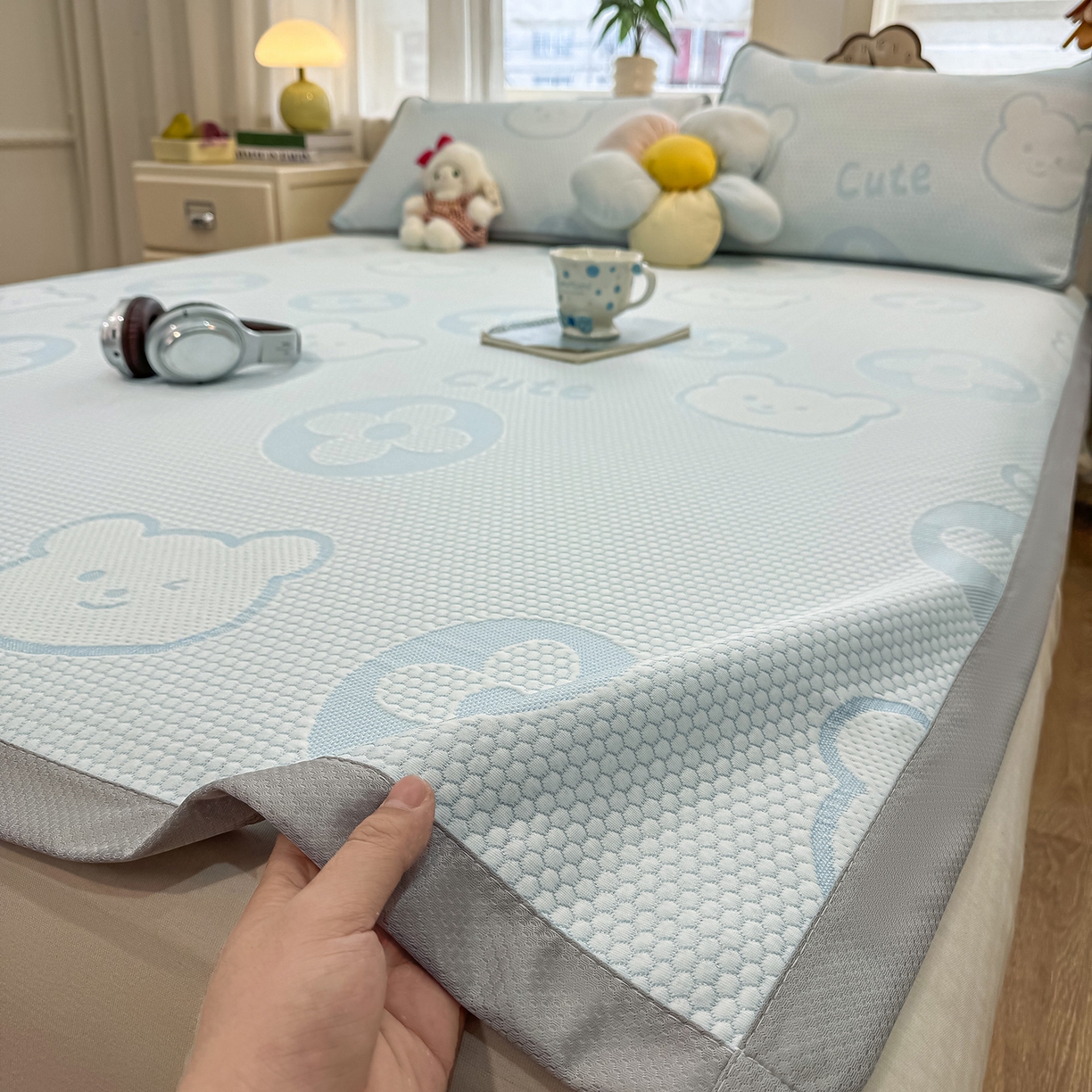 91家纺网 家纺一手货源 找家纺 眠势力 2026新款冰豆豆凉席三件套夏季冷感可机洗冰丝席软席子条席款 大牌熊-兰