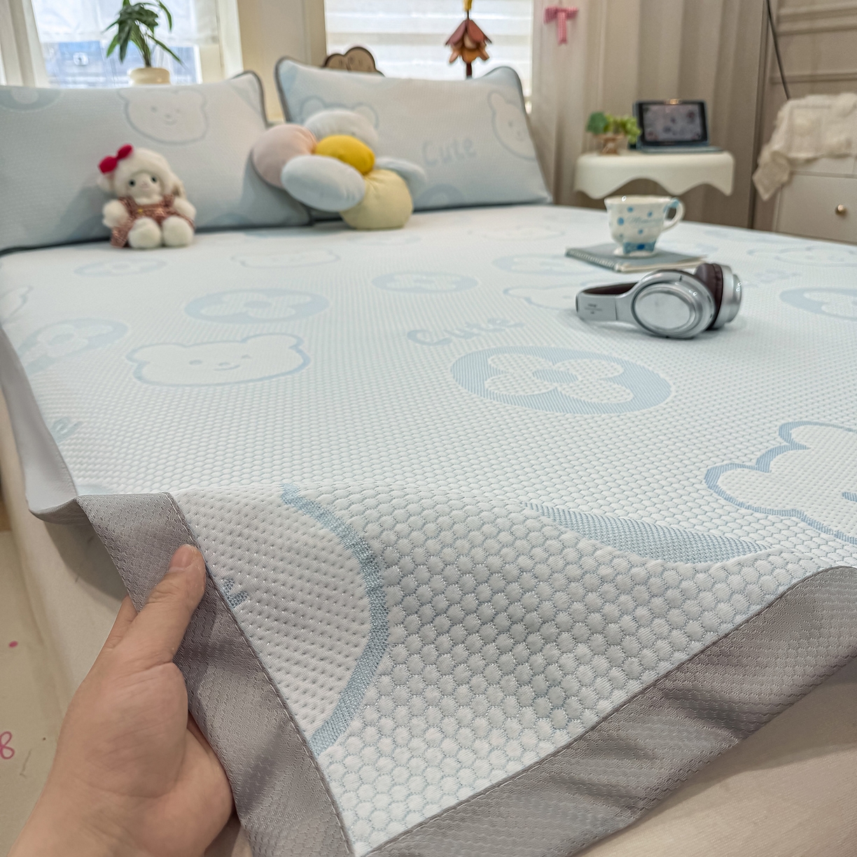 91家纺网 家纺一手货源 找家纺 眠势力 2026新款冰豆豆凉席三件套夏季冷感可机洗冰丝席软席子条席款 大牌熊-兰