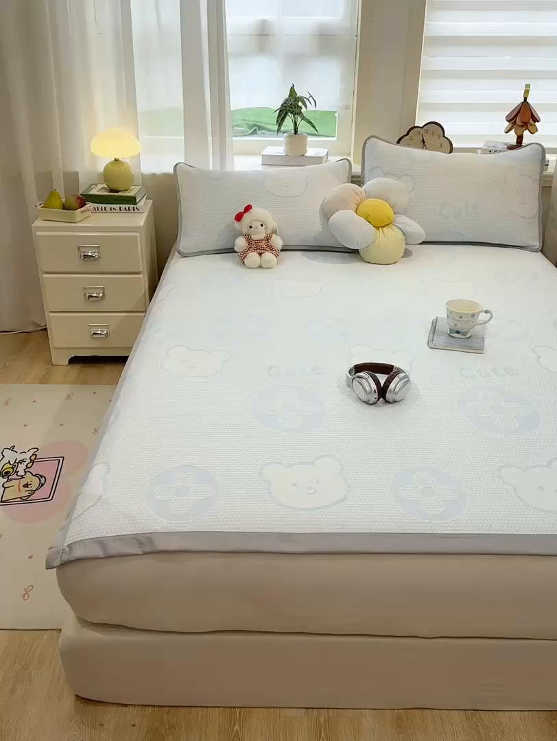 91家纺网 家纺一手货源 找家纺 眠势力 2026新款冰豆豆凉席三件套夏季冷感可机洗冰丝席软席子条席款 大牌熊-兰