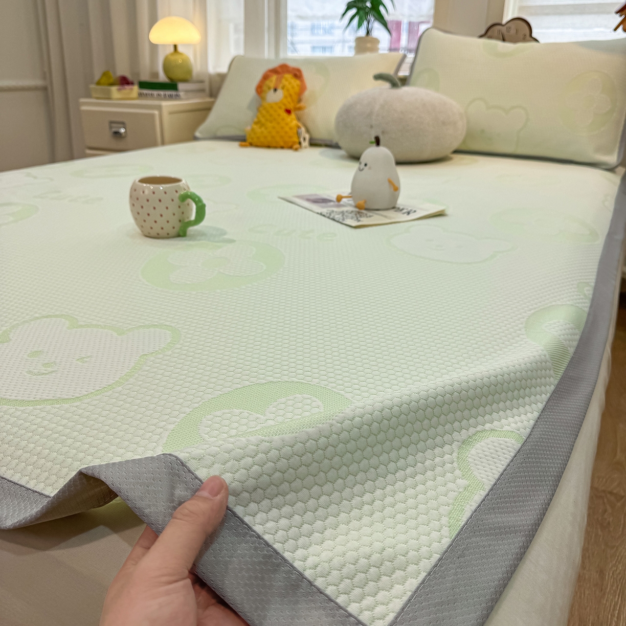 91家纺网 家纺一手货源 找家纺 眠势力 2026新款冰豆豆凉席三件套夏季冷感可机洗冰丝席软席子条席款 大牌熊-绿