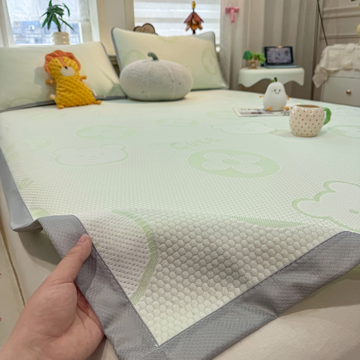 91家纺网 家纺一手货源 找家纺 眠势力 2026新款冰豆豆凉席三件套夏季冷感可机洗冰丝席软席子条席款 大牌熊-绿