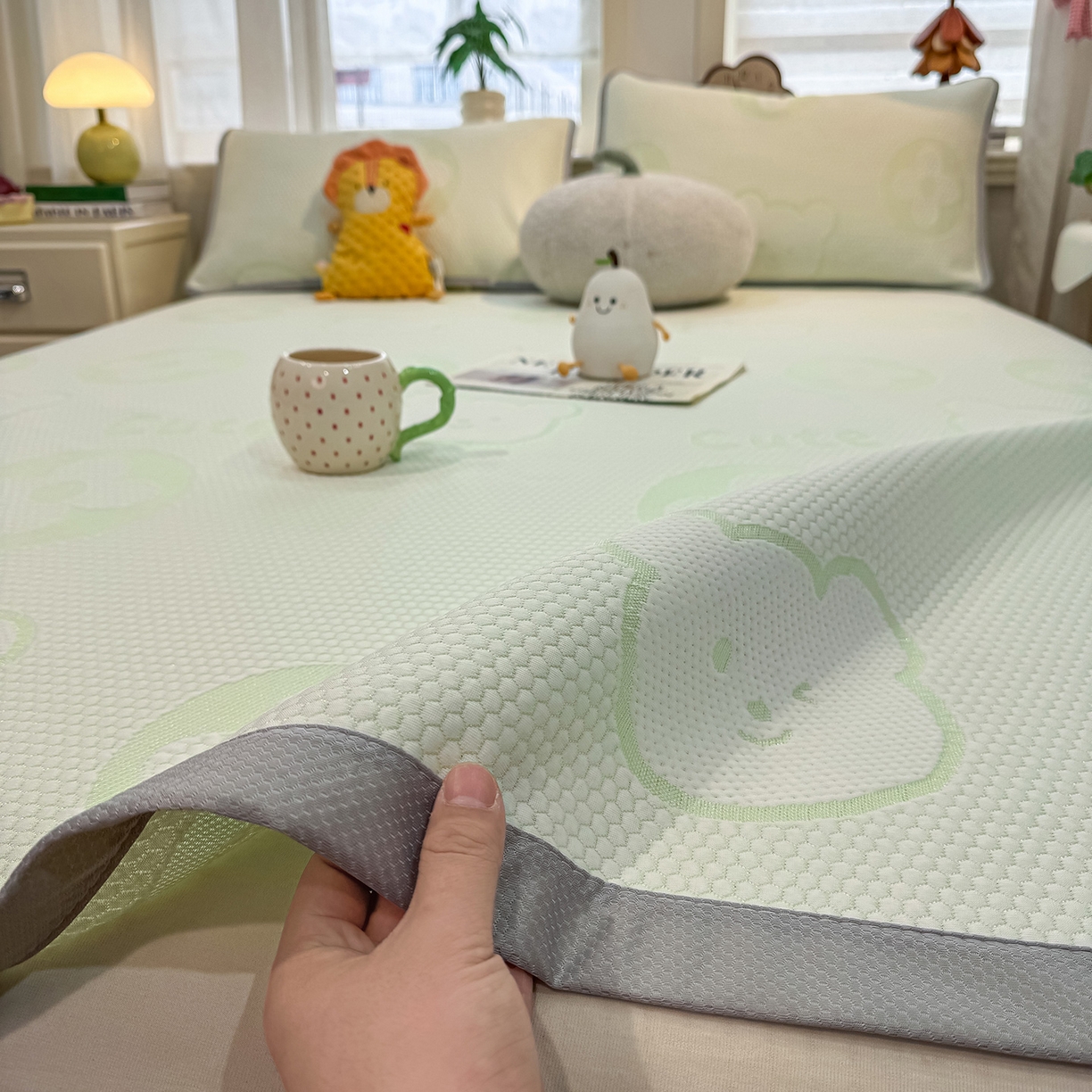 91家纺网 家纺一手货源 找家纺 眠势力 2026新款冰豆豆凉席三件套夏季冷感可机洗冰丝席软席子条席款 大牌熊-绿