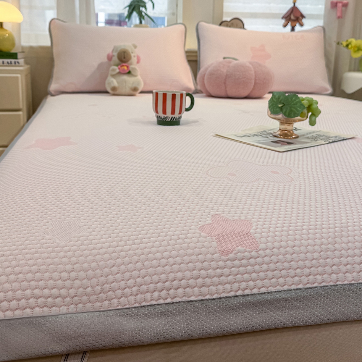 91家纺网 家纺一手货源 找家纺 眠势力 2026新款冰豆豆凉席三件套夏季冷感可机洗冰丝席软席子条席款 云朵-粉