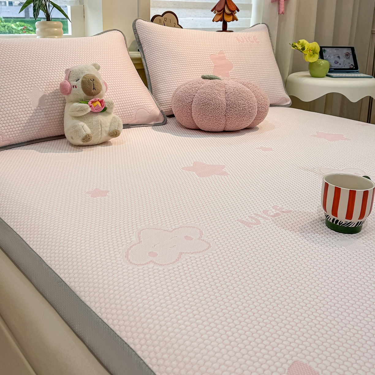 91家纺网 家纺一手货源 找家纺 眠势力 2026新款冰豆豆凉席三件套夏季冷感可机洗冰丝席软席子条席款 云朵-粉