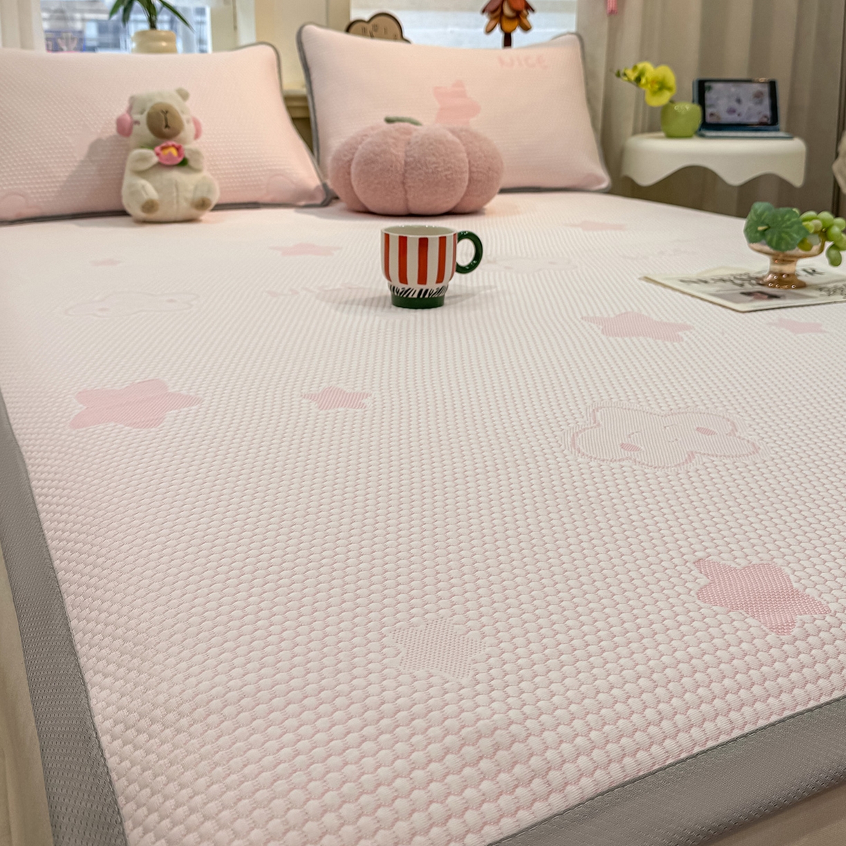 91家纺网 家纺一手货源 找家纺 眠势力 2026新款冰豆豆凉席三件套夏季冷感可机洗冰丝席软席子条席款 云朵-粉