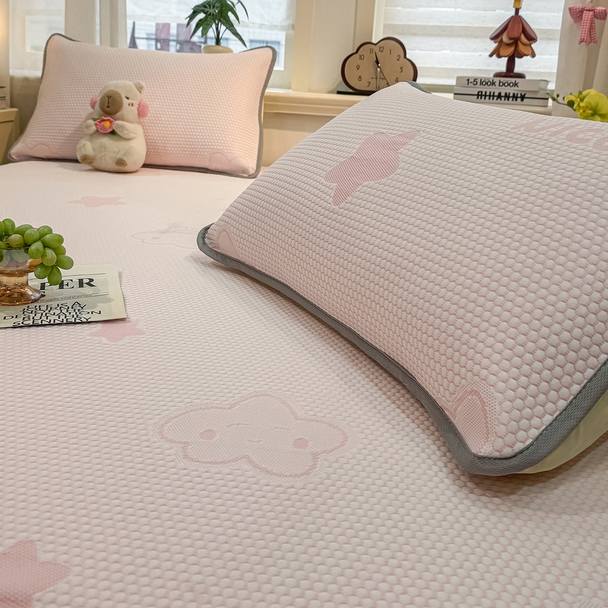 91家纺网 家纺一手货源 找家纺 眠势力 2026新款冰豆豆凉席三件套夏季冷感可机洗冰丝席软席子条席款 云朵-粉