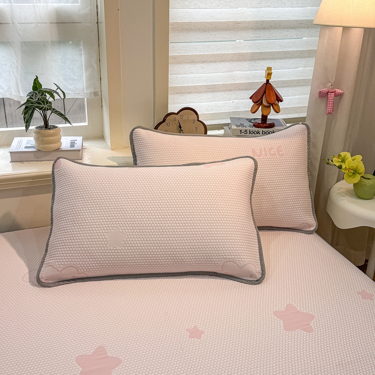 91家纺网 家纺一手货源 找家纺 眠势力 2026新款冰豆豆凉席三件套夏季冷感可机洗冰丝席软席子条席款 云朵-粉