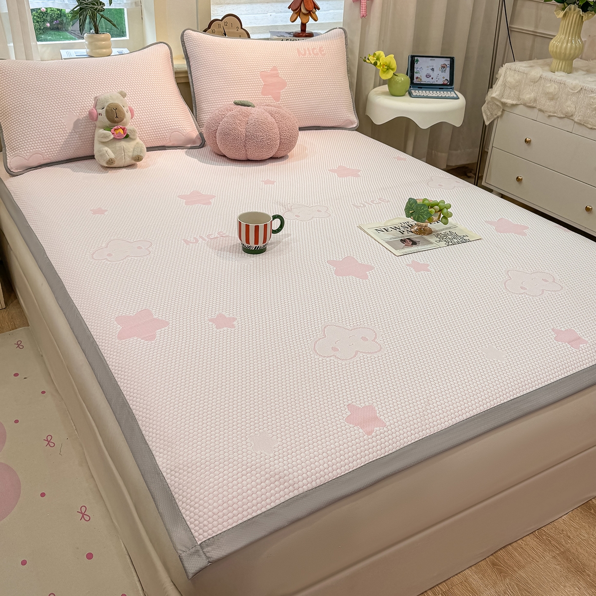 91家纺网 家纺一手货源 找家纺 眠势力 2026新款冰豆豆凉席三件套夏季冷感可机洗冰丝席软席子条席款 云朵-粉