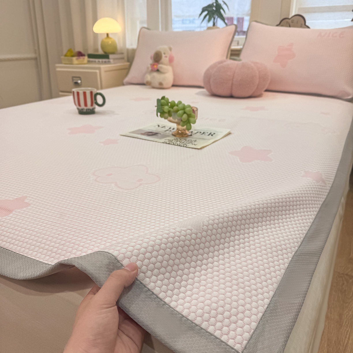 91家纺网 家纺一手货源 找家纺 眠势力 2026新款冰豆豆凉席三件套夏季冷感可机洗冰丝席软席子条席款 云朵-粉