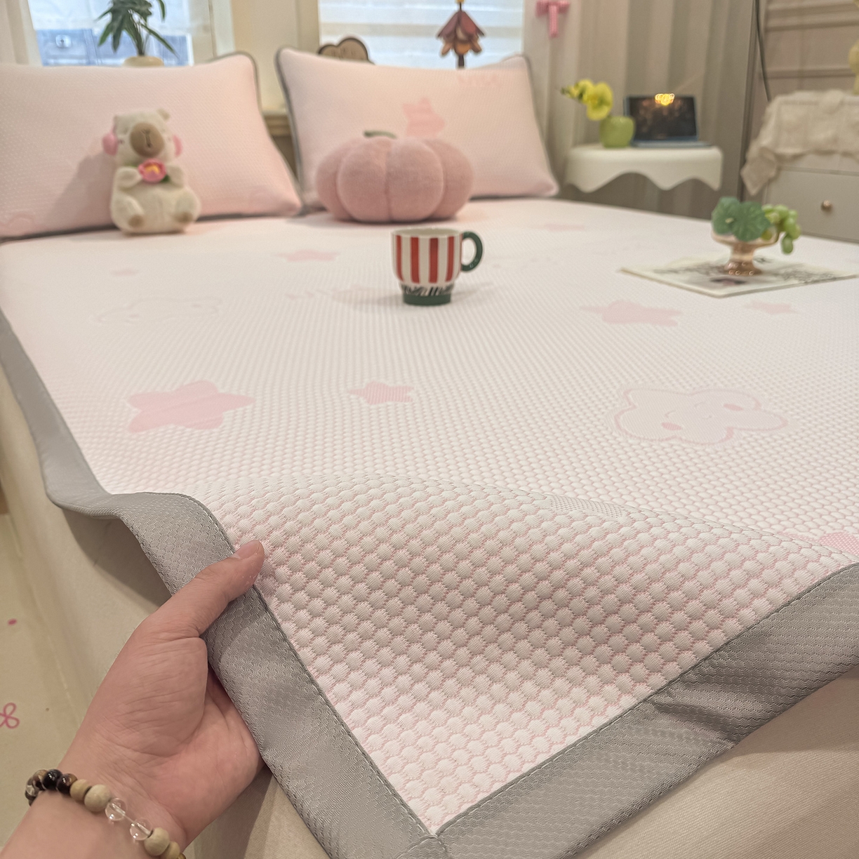 91家纺网 家纺一手货源 找家纺 眠势力 2026新款冰豆豆凉席三件套夏季冷感可机洗冰丝席软席子条席款 云朵-粉