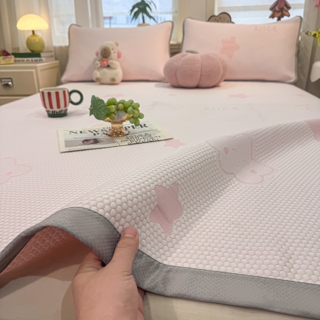 91家纺网 家纺一手货源 找家纺 眠势力 2026新款冰豆豆凉席三件套夏季冷感可机洗冰丝席软席子条席款 云朵-粉