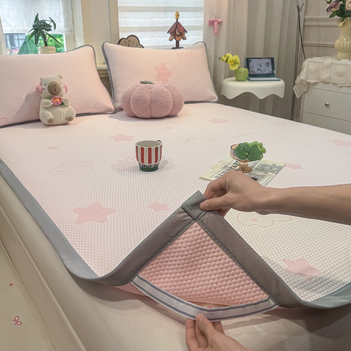 91家纺网 家纺一手货源 找家纺 眠势力 2026新款冰豆豆凉席三件套夏季冷感可机洗冰丝席软席子条席款 云朵-粉