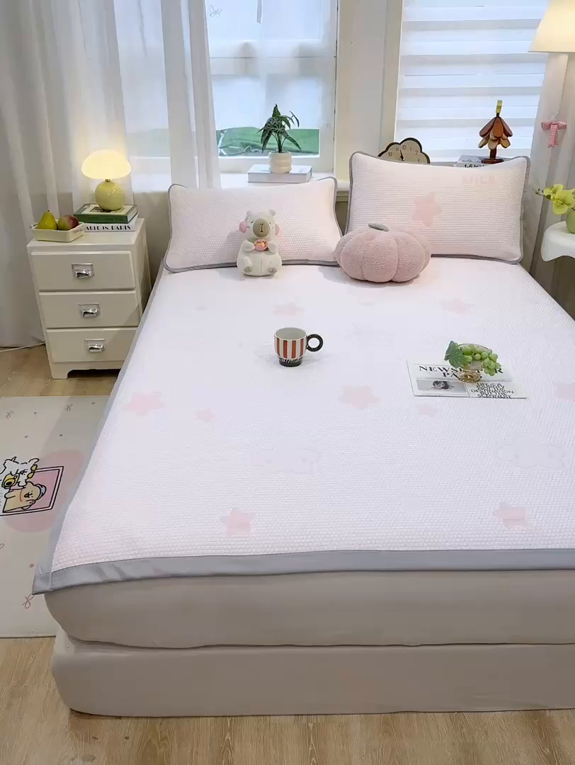 91家纺网 家纺一手货源 找家纺 眠势力 2026新款冰豆豆凉席三件套夏季冷感可机洗冰丝席软席子条席款 云朵-粉