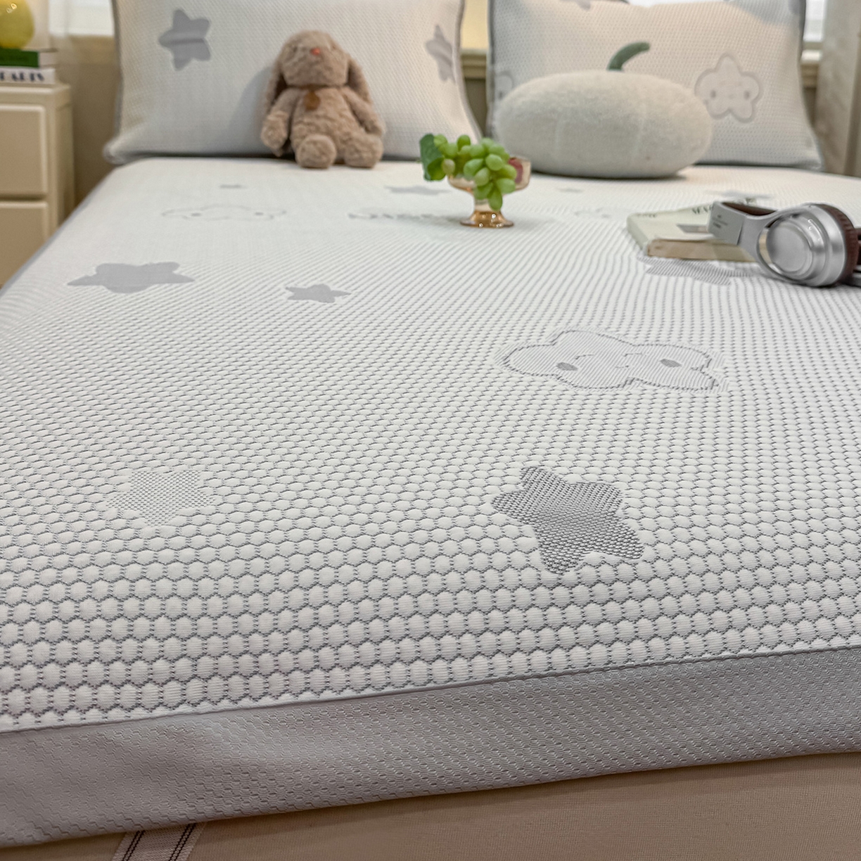 91家纺网 家纺一手货源 找家纺 眠势力 2026新款冰豆豆凉席三件套夏季冷感可机洗冰丝席软席子条席款 云朵-灰