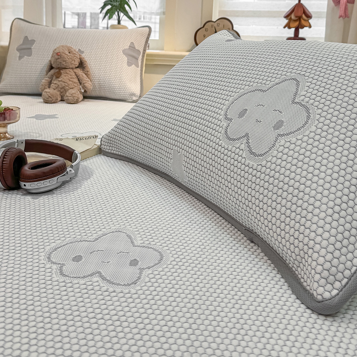 91家纺网 家纺一手货源 找家纺 眠势力 2026新款冰豆豆凉席三件套夏季冷感可机洗冰丝席软席子条席款 云朵-灰