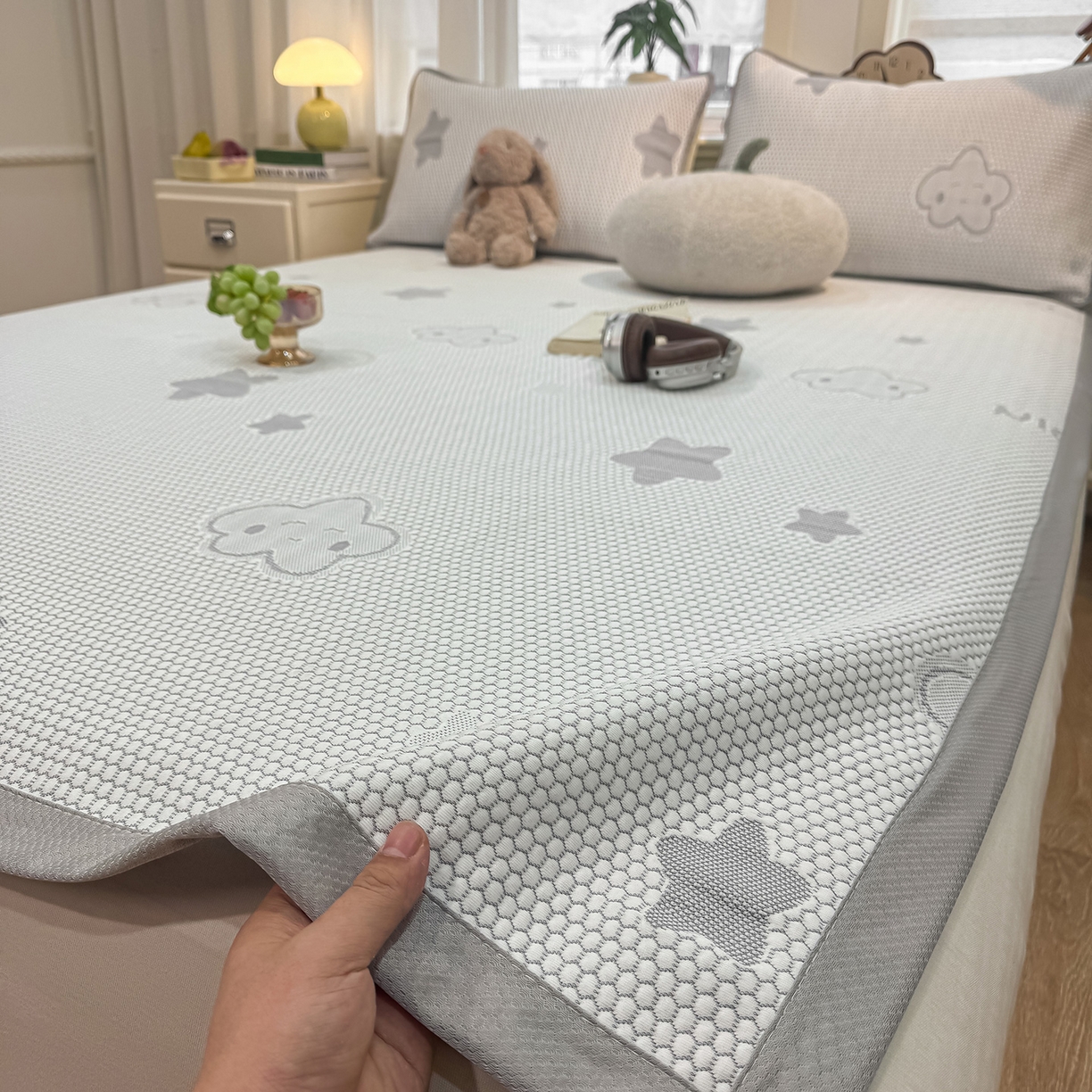 91家纺网 家纺一手货源 找家纺 眠势力 2026新款冰豆豆凉席三件套夏季冷感可机洗冰丝席软席子条席款 云朵-灰