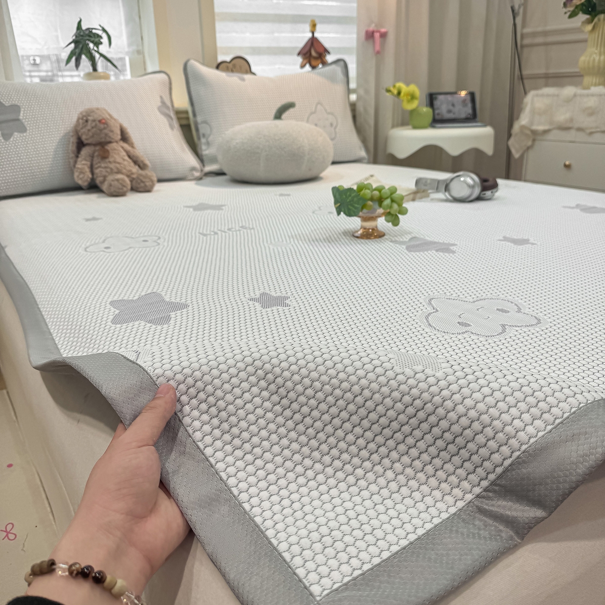 91家纺网 家纺一手货源 找家纺 眠势力 2026新款冰豆豆凉席三件套夏季冷感可机洗冰丝席软席子条席款 云朵-灰