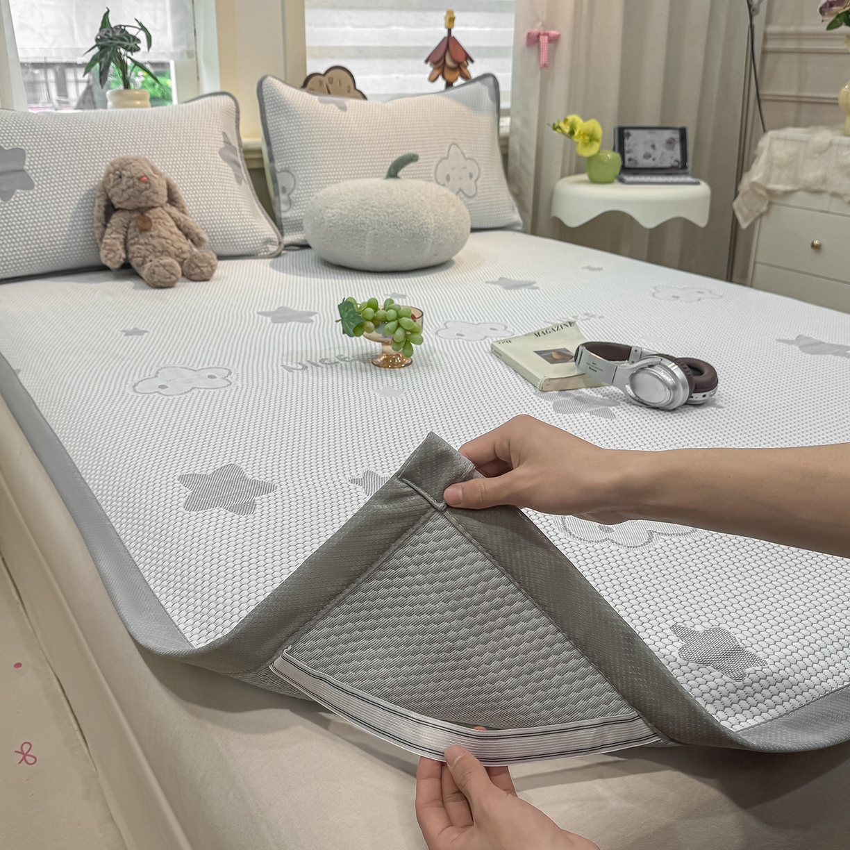 91家纺网 家纺一手货源 找家纺 眠势力 2026新款冰豆豆凉席三件套夏季冷感可机洗冰丝席软席子条席款 云朵-灰