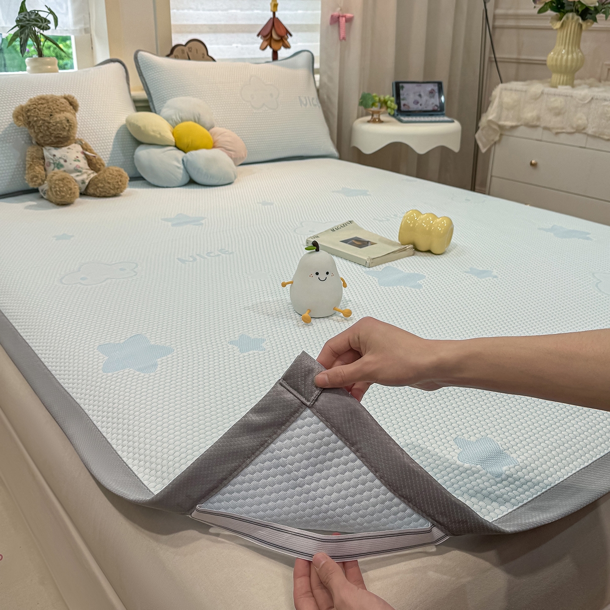 91家纺网 家纺一手货源 找家纺 眠势力 2026新款冰豆豆凉席三件套夏季冷感可机洗冰丝席软席子条席款 云朵-兰