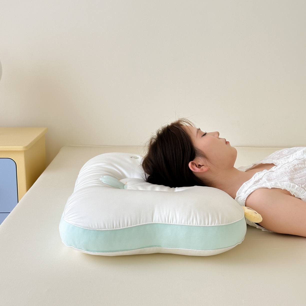 91家纺网 家纺一手货源 找家纺 （总）北鸣有鱼枕芯馆 2026新款亲肤护颈分曲奶油小熊枕 枕头枕芯