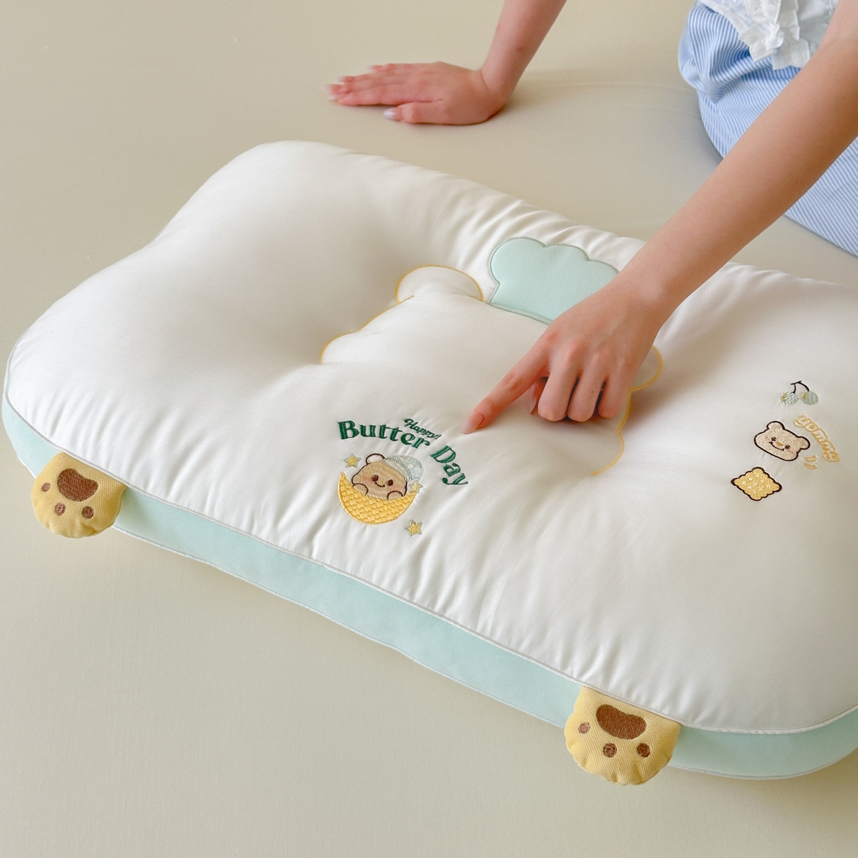 91家纺网 家纺一手货源 找家纺 （总）北鸣有鱼枕芯馆 2026新款亲肤护颈分曲奶油小熊枕 枕头枕芯