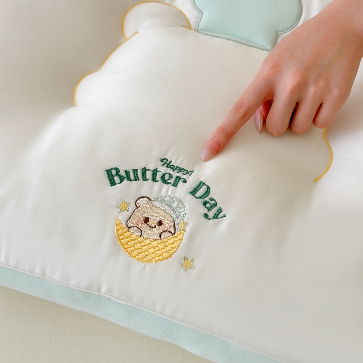 91家纺网 家纺一手货源 找家纺 北鸣有鱼枕芯馆 2026新款亲肤护颈分曲奶油小熊枕 枕头枕芯 奶油小熊枕 儿童款