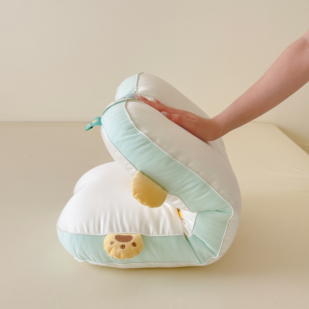 91家纺网 家纺一手货源 找家纺 （总）北鸣有鱼枕芯馆 2026新款亲肤护颈分曲奶油小熊枕 枕头枕芯