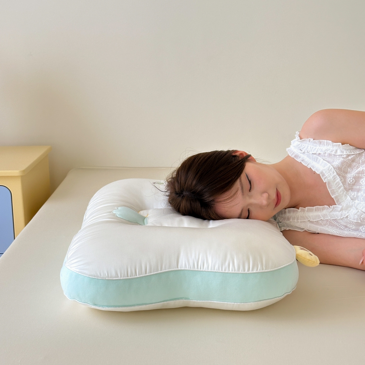 91家纺网 家纺一手货源 找家纺 北鸣有鱼枕芯馆 2026新款亲肤护颈分曲奶油小熊枕 枕头枕芯 奶油小熊枕 成人款