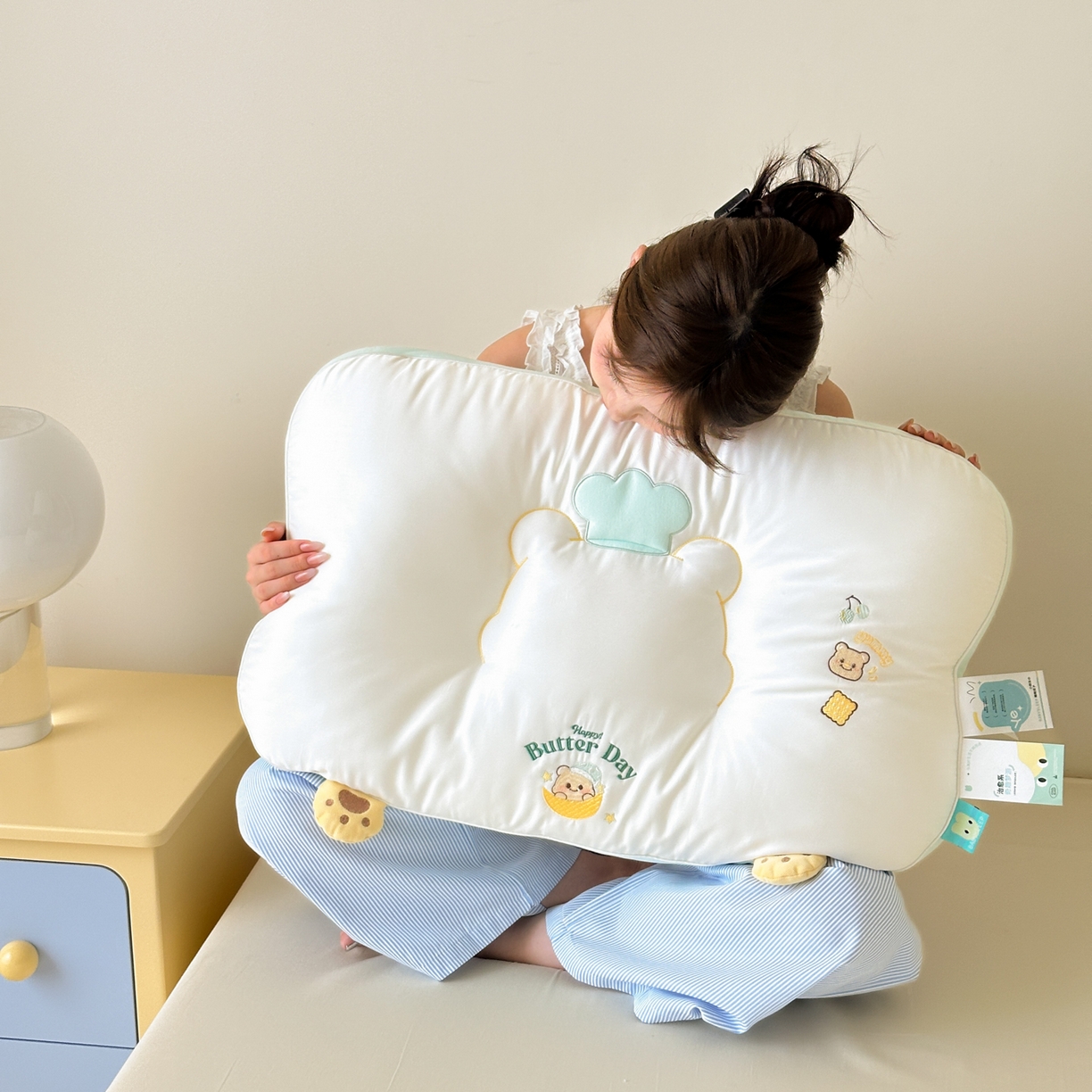 91家纺网 家纺一手货源 找家纺 北鸣有鱼枕芯馆 2026新款亲肤护颈分曲奶油小熊枕 枕头枕芯 奶油小熊枕 成人款