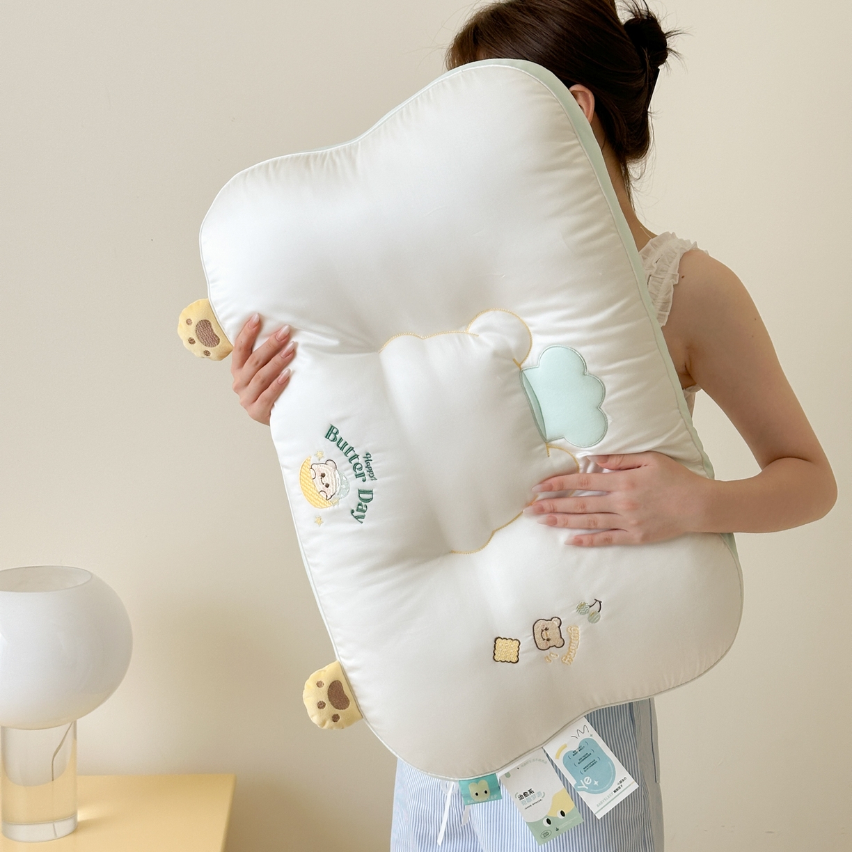 91家纺网 家纺一手货源 找家纺 （总）北鸣有鱼枕芯馆 2026新款亲肤护颈分曲奶油小熊枕 枕头枕芯