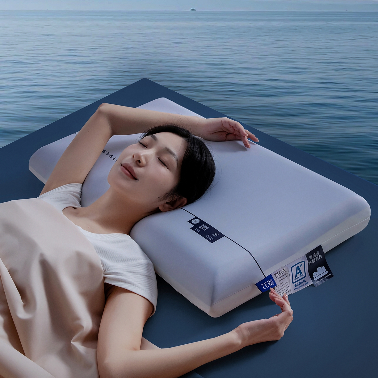 91家纺网 家纺一手货源 找家纺 （总）云熙枕业 2026春夏新款蓝白三层拼4D慢回弹双芯记忆棉枕枕头枕芯