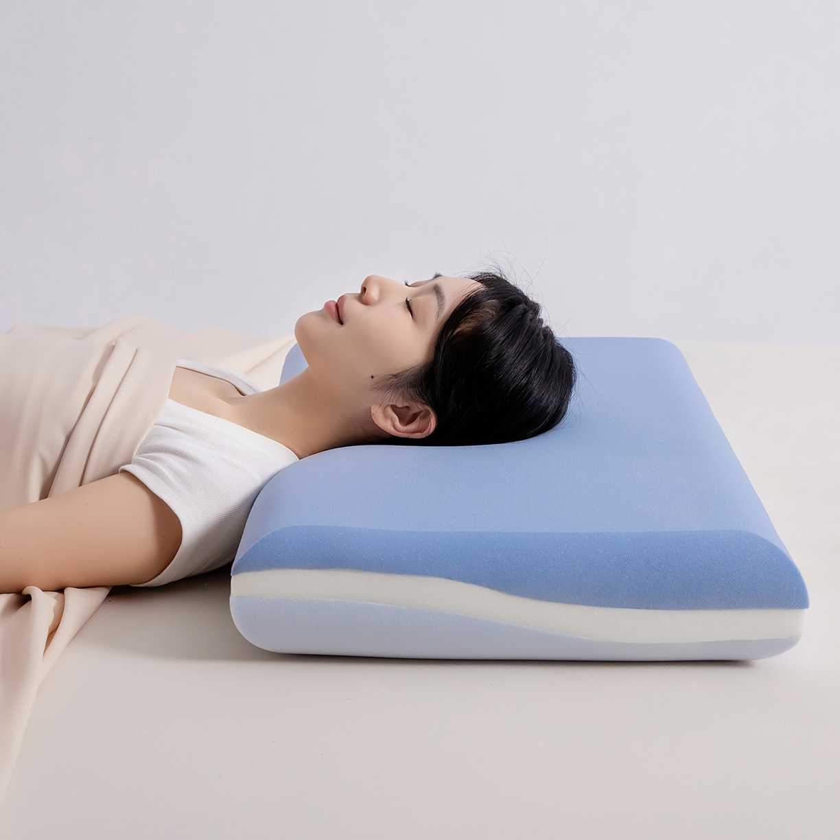 91家纺网 家纺一手货源 找家纺 （总）云熙枕业 2026春夏新款蓝白三层拼4D慢回弹双芯记忆棉枕枕头枕芯