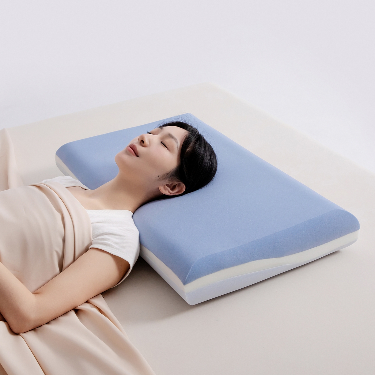 91家纺网 家纺一手货源 找家纺 （总）云熙枕业 2026春夏新款蓝白三层拼4D慢回弹双芯记忆棉枕枕头枕芯