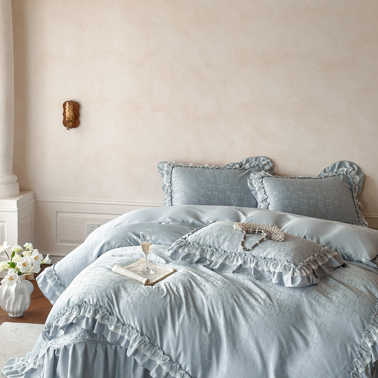 91家纺网 家纺一手货源 找家纺 迪梦姿家纺 2026新款春意真丝提花床盖四件套 天空兰