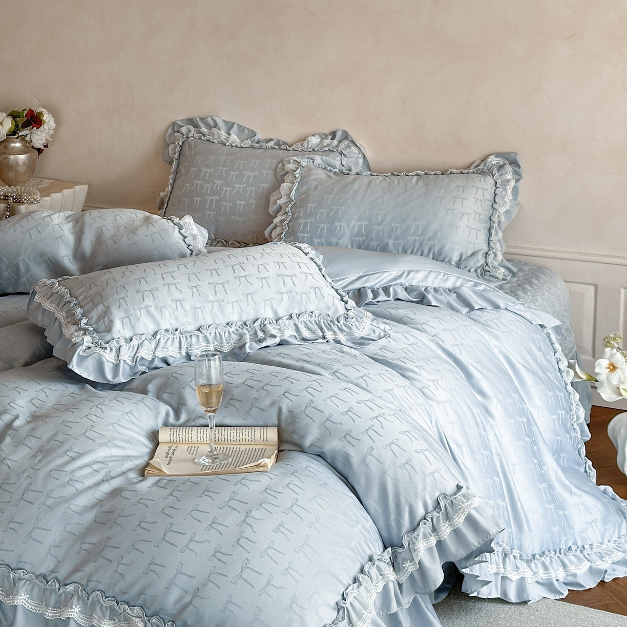 91家纺网 家纺一手货源 找家纺 迪梦姿家纺 2026新款春意真丝提花床盖四件套 天空兰