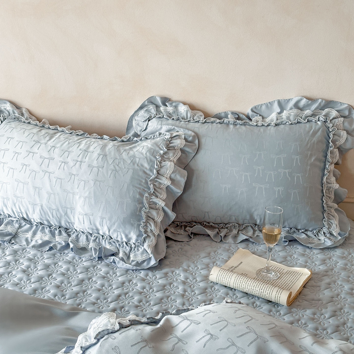 91家纺网 家纺一手货源 找家纺 迪梦姿家纺 2026新款春意真丝提花床盖四件套 天空兰