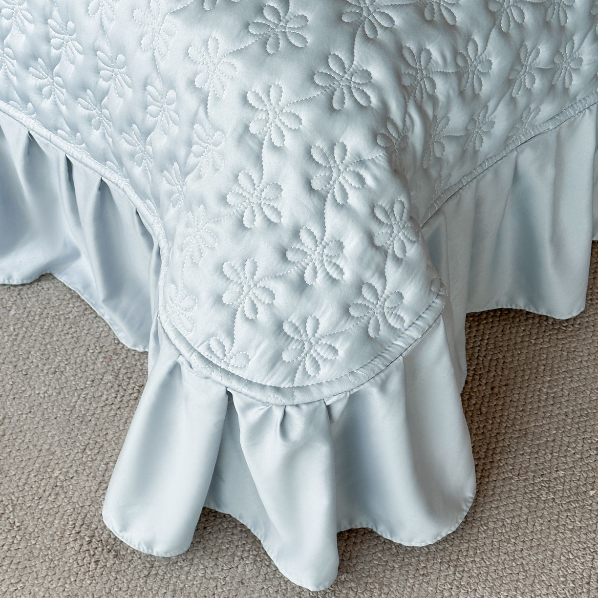 91家纺网 家纺一手货源 找家纺 迪梦姿家纺 2026新款春意真丝提花床盖四件套 天空兰