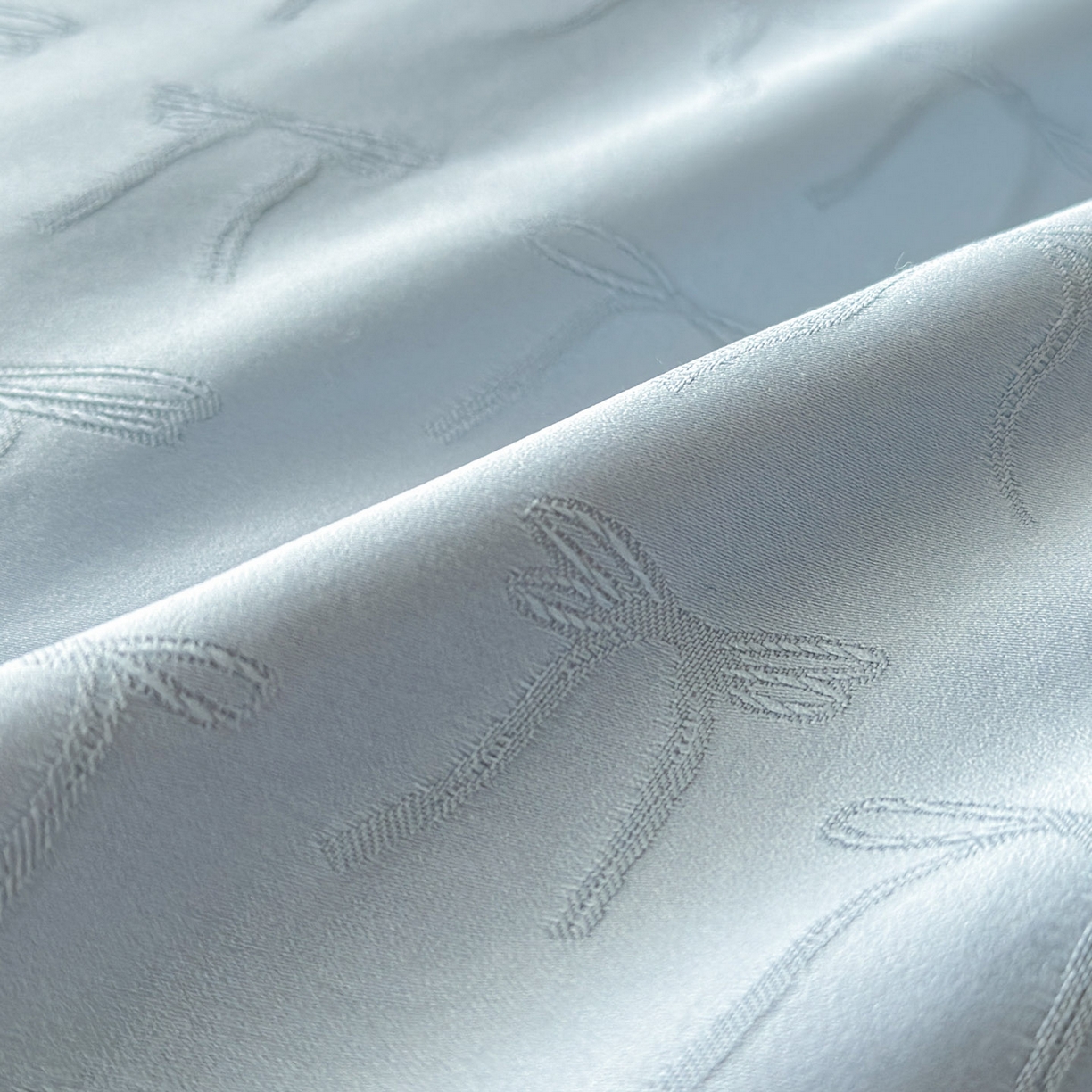 91家纺网 家纺一手货源 找家纺 迪梦姿家纺 2026新款春意真丝提花床盖四件套 天空兰